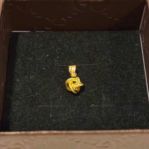 1 day BIG SALE 18K knot pendant ✨ - Picture 3 of 3